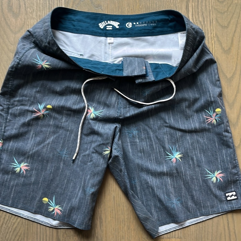 Billabong Men's Sundays Pro Boardshort - Sz 28 - Great Condition - Picture 2 of 4